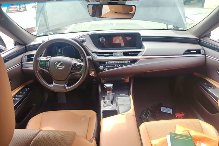 Used Lexus ES 2020 260 Excellence Edition Center Console