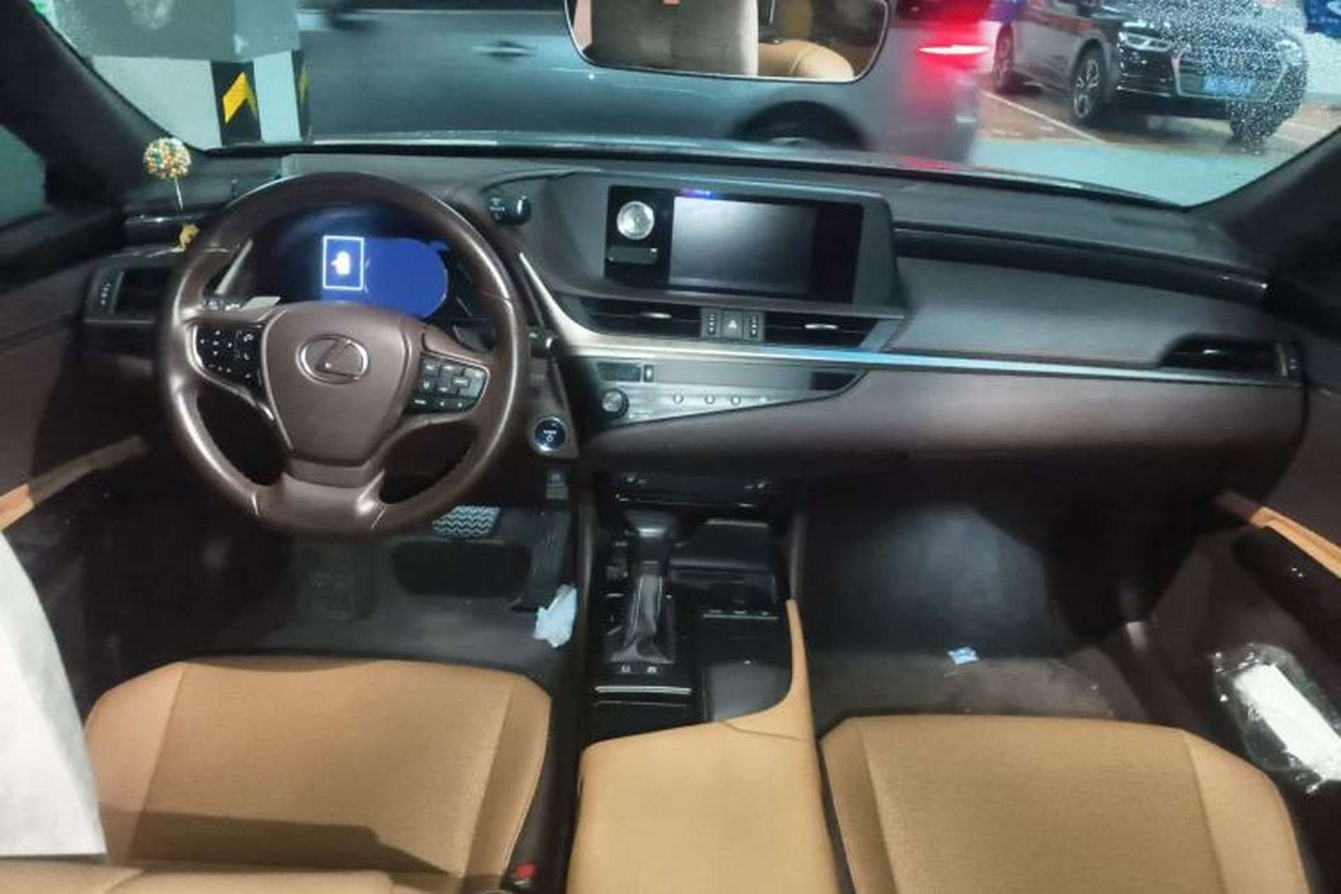 Used Lexus ES 2020 300h Premier Edition Center Console