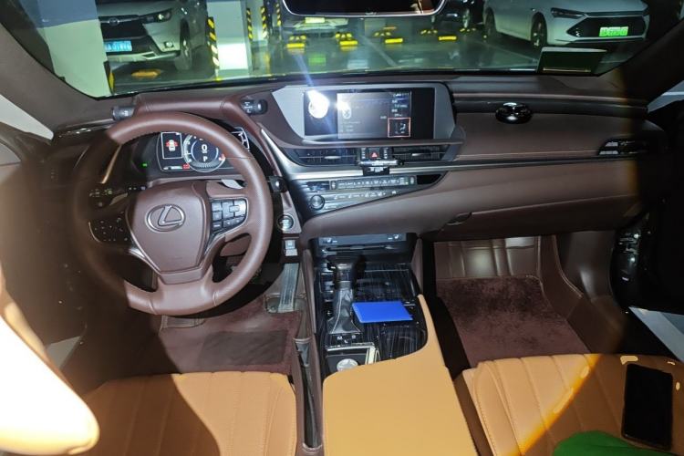 Used Lexus ES 2020 200 Excellence Edition Center Console