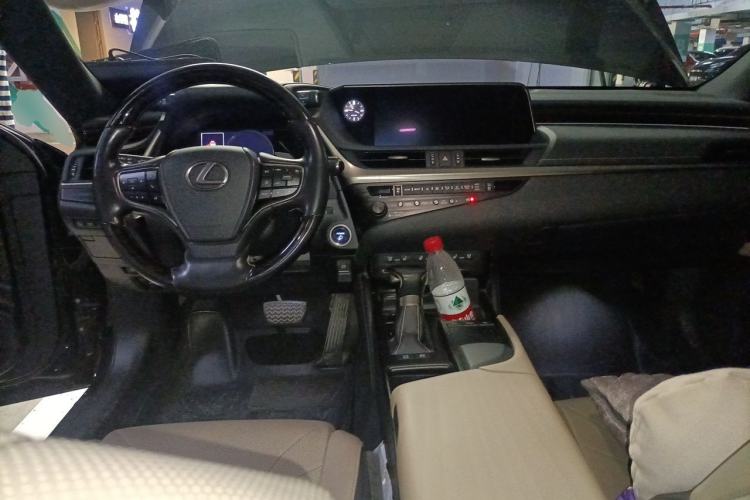 Used Lexus ES 2020 300h Executive Edition Center Console