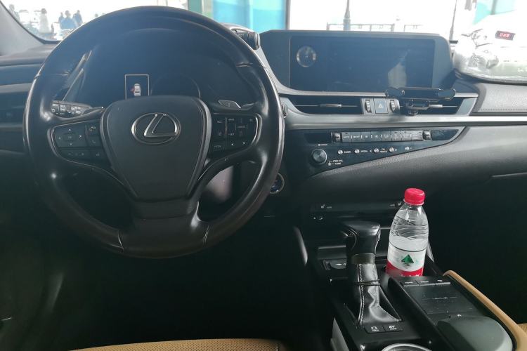 Used Lexus ES 2020 300h Premier Edition Center Console