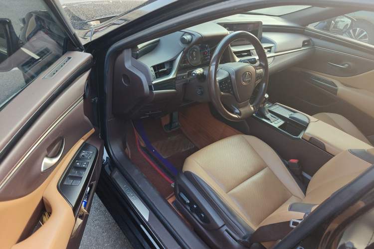 Used Lexus ES 2020 300h Premier Edition Driver Seat