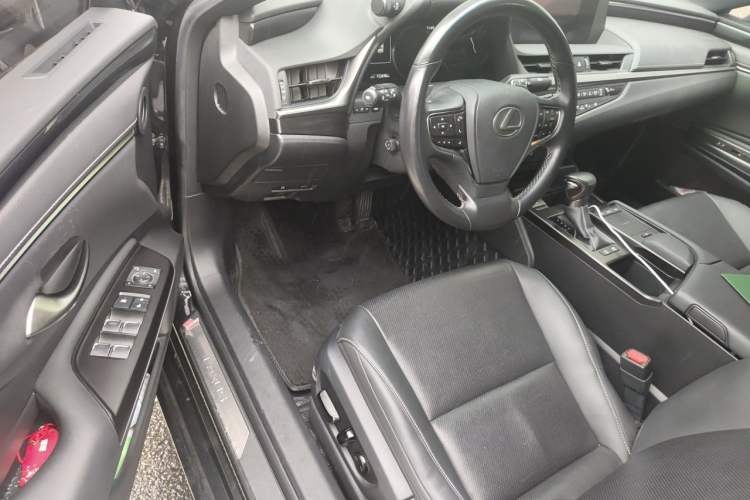 Used Lexus ES 2020 300h Deluxe Edition Driver Seat