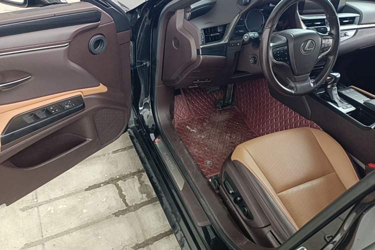 Used Lexus ES 2020 300h Premier Edition Driver Seat