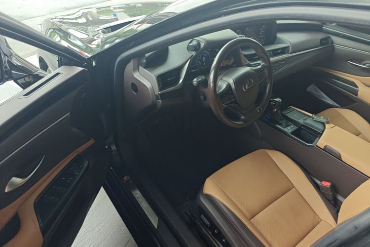 Used Lexus ES 2020 300h Premier Edition Driver Seat
