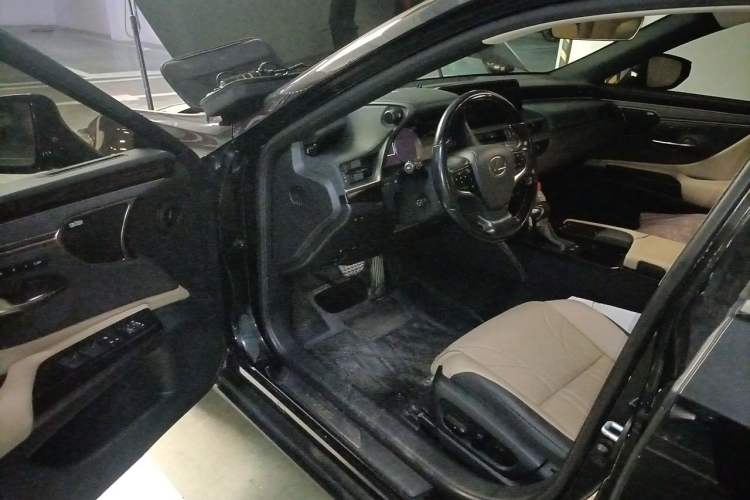 Used Lexus ES 2020 300h Executive Edition Driver Seat