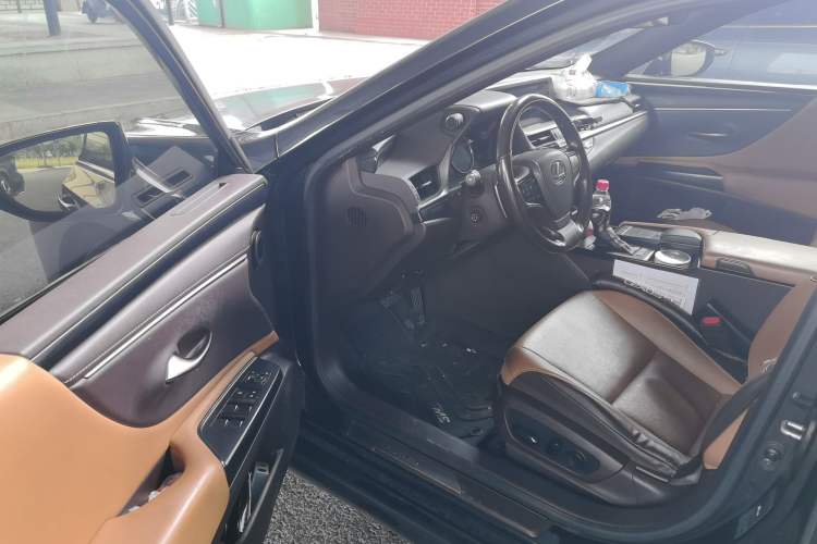 Used Lexus ES 2020 300h Premier Edition Driver Seat
