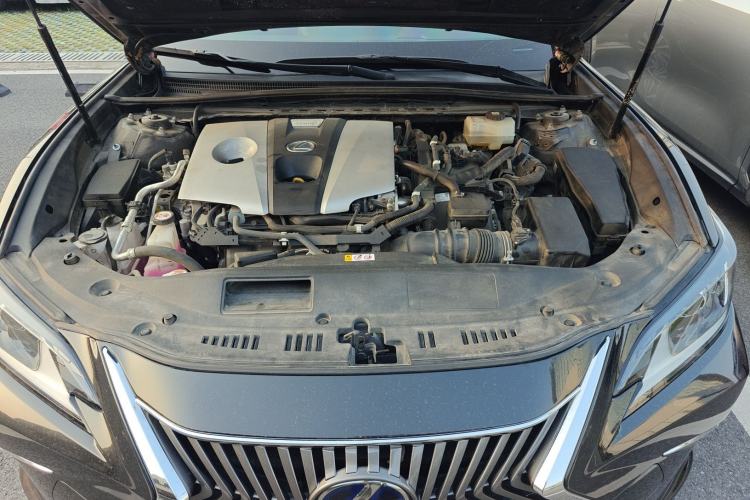 Used Lexus ES 2020 300h Premier Edition Engine Bay