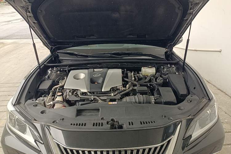 Used Lexus ES 2020 300h Premier Edition Engine Bay