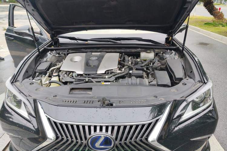 Used Lexus ES 2020 300h Premier Edition Engine Bay