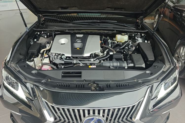 Used Lexus ES 2020 300h Premier Edition Engine Bay