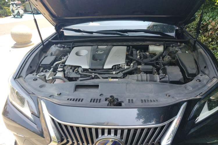 Used Lexus ES 2020 300h Premier Edition Engine Bay