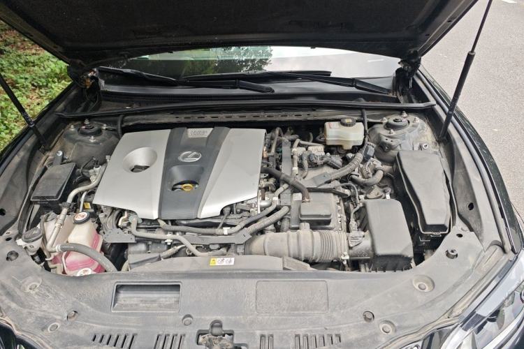 Used Lexus ES 2020 300h Premier Edition Engine Bay