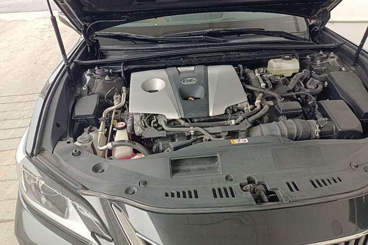 Used Lexus ES 2020 300h Premier Edition Engine Bay Right