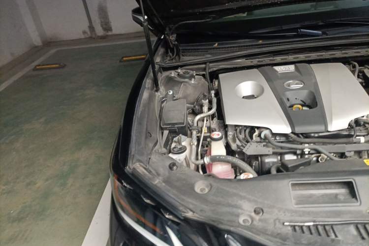 Used Lexus ES 2020 300h Executive Edition Engine Bay Right