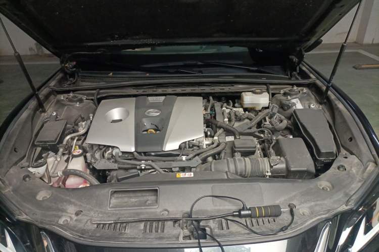 Used Lexus ES 2020 300h Executive Edition Engine Bay