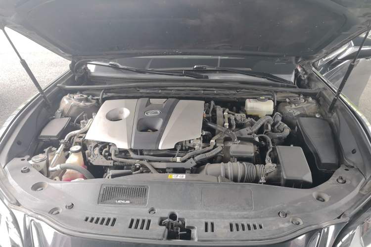 Used Lexus ES 2020 300h Premier Edition Engine Bay