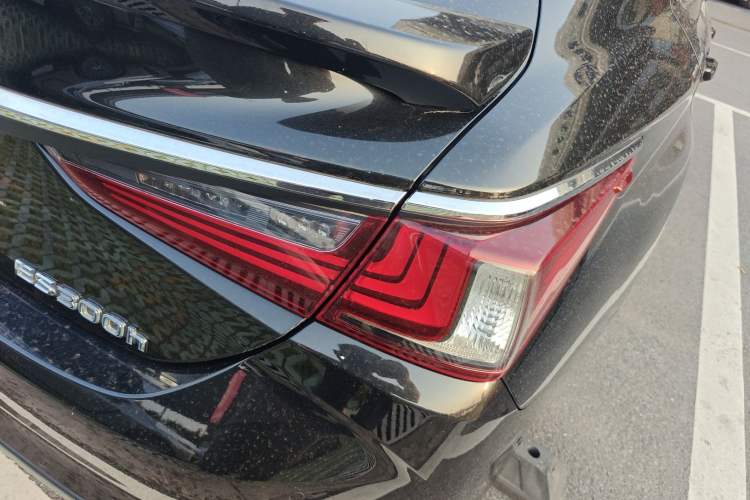 Used Lexus ES 2020 300h Premier Edition Exterior 3
