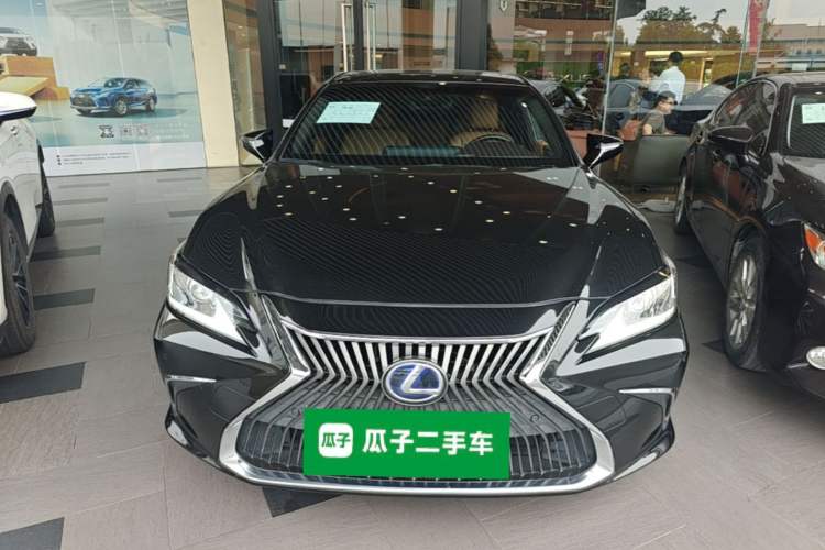 Used Lexus ES 2020 300h Premier Edition Front