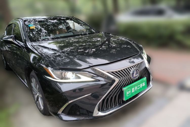 Used Lexus ES 2020 300h Premier Edition Front Right 45 Deg