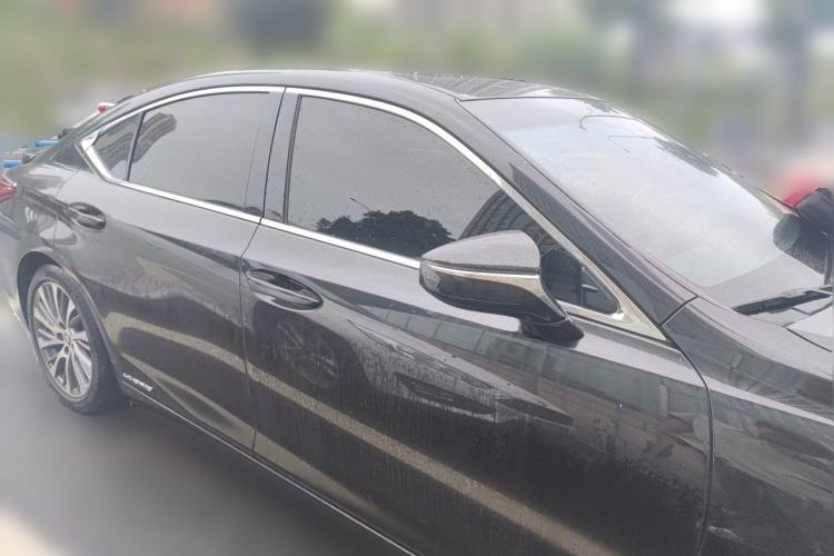 Used Lexus ES 2020 300h Deluxe Edition Front Right 45 Deg