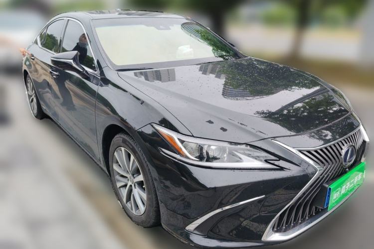 Used Lexus ES 2020 300h Premier Edition Front Right 45 Deg