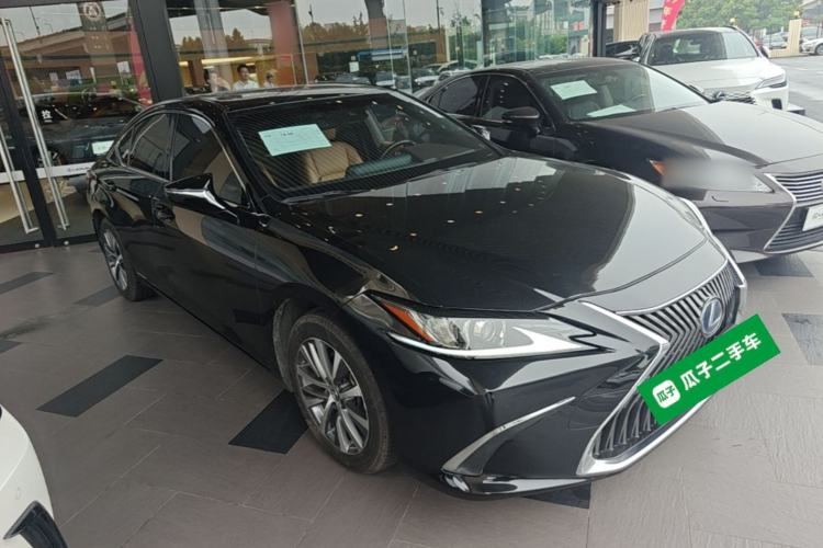 Used Lexus ES 2020 300h Premier Edition Front Right 45 Deg