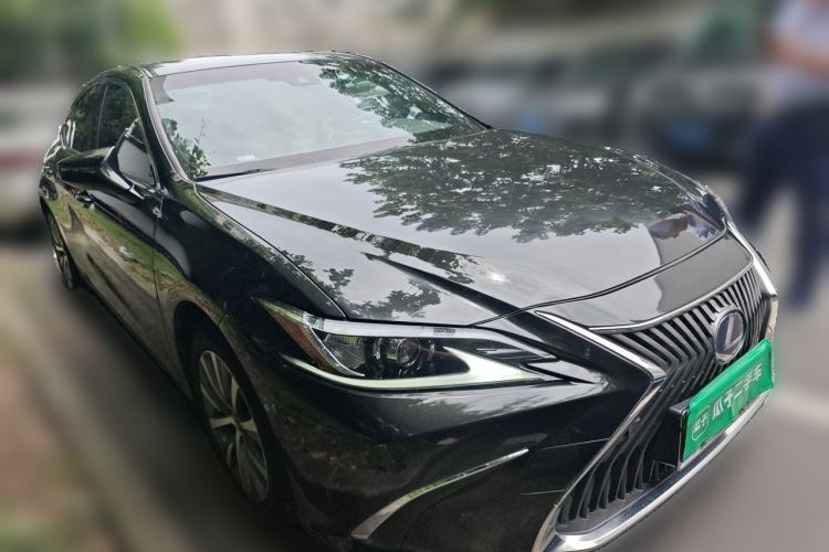 Used Lexus ES 2020 300h Premier Edition Front Right 45 Deg