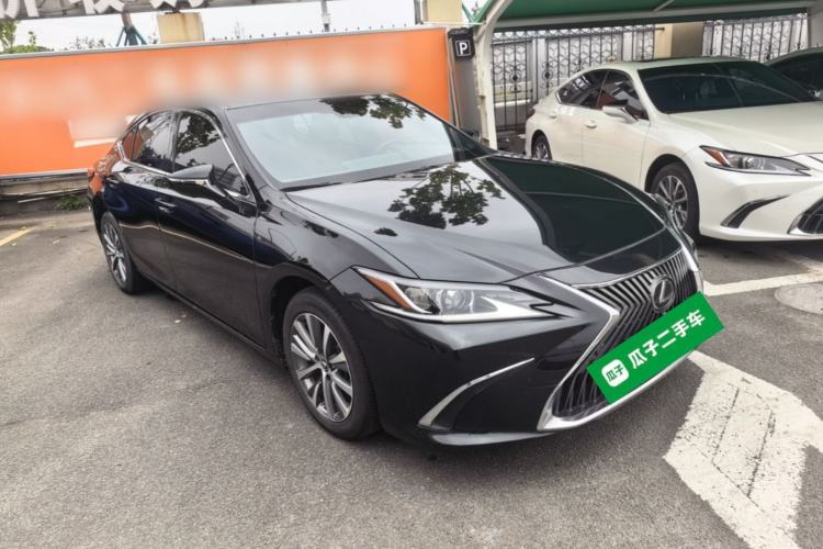 Used Lexus ES 2020 260 Excellence Edition Front Right 45 Deg
