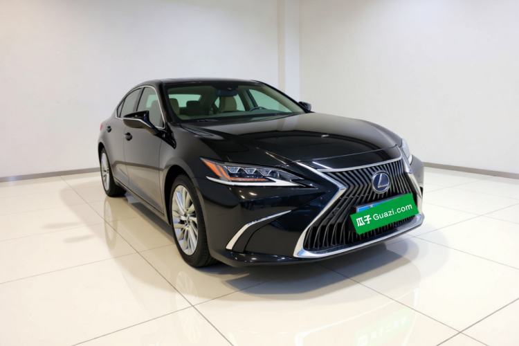 Used Lexus ES 2020 300h Executive Edition Front Right 45 Deg