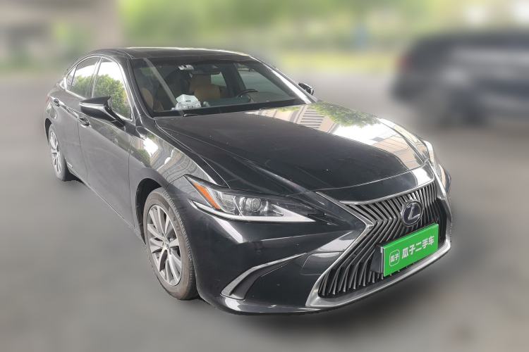 Used Lexus ES 2020 300h Premier Edition Front Right 45 Deg