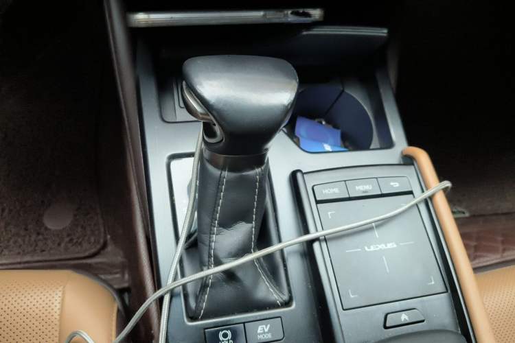 Used Lexus ES 2020 300h Premier Edition Gear Lever
