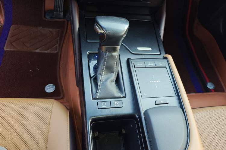 Used Lexus ES 2020 300h Premier Edition Gear Lever