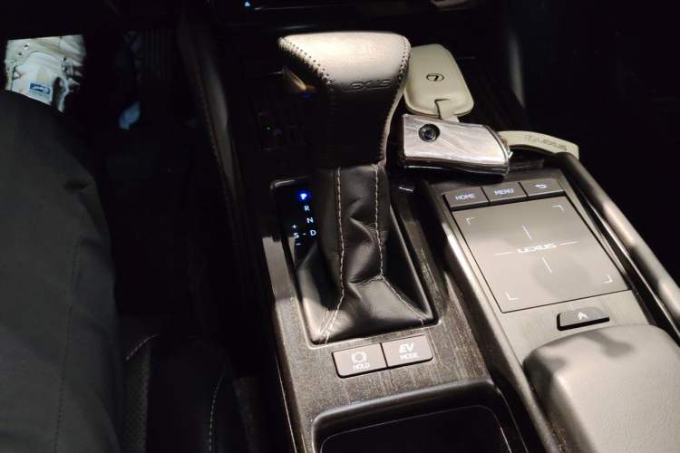 Used Lexus ES 2020 300h Premium Edition Gear Lever