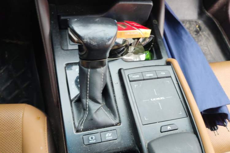 Used Lexus ES 2020 300h Premier Edition Gear Lever