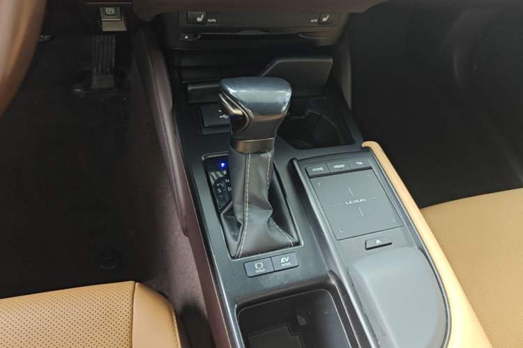 Used Lexus ES 2020 300h Premier Edition Gear Lever