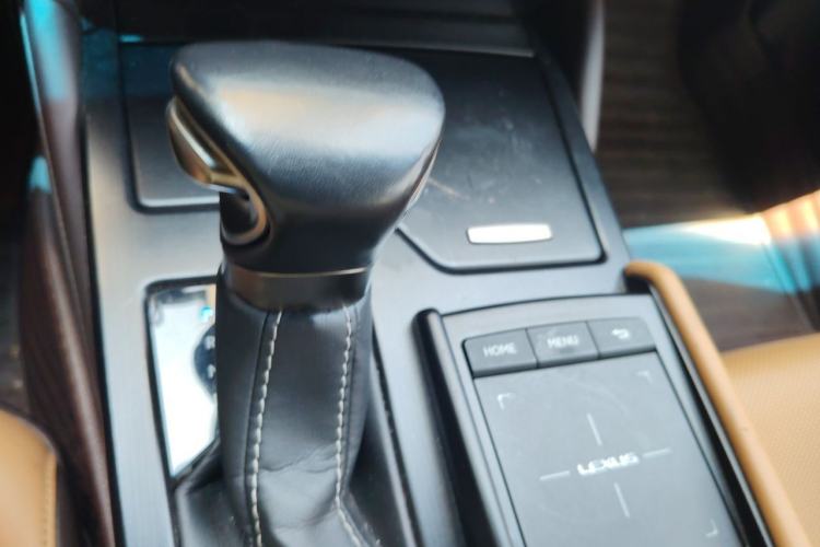 Used Lexus ES 2020 300h Premier Edition Gear Lever