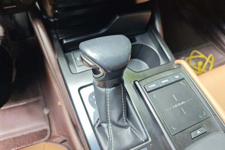 Used Lexus ES 2020 300h Premier Edition Gear Lever