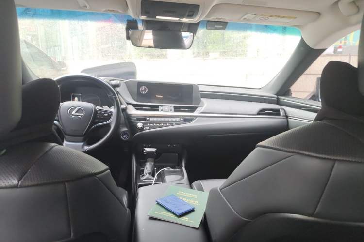 Used Lexus ES 2020 300h Deluxe Edition Headliner