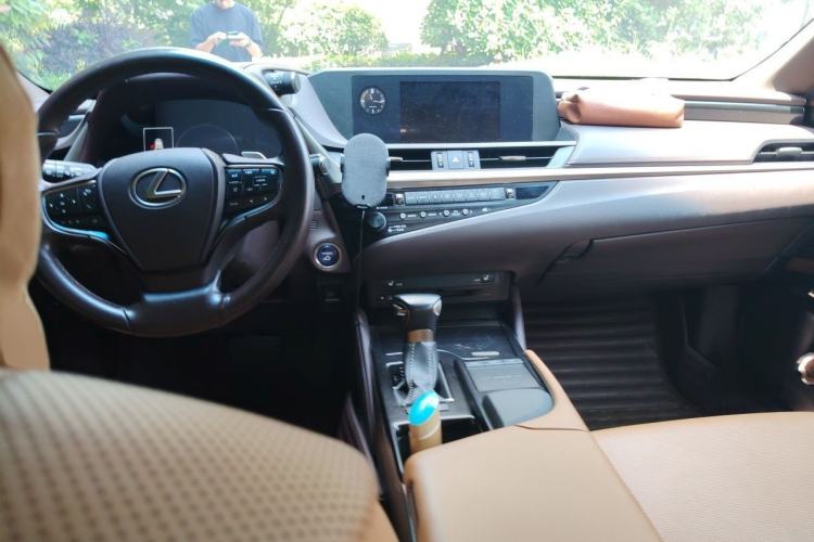 Used Lexus ES 2020 300h Premier Edition Interior 2