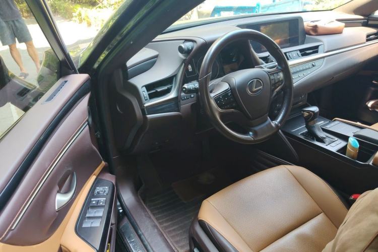 Used Lexus ES 2020 300h Premier Edition Interior 3