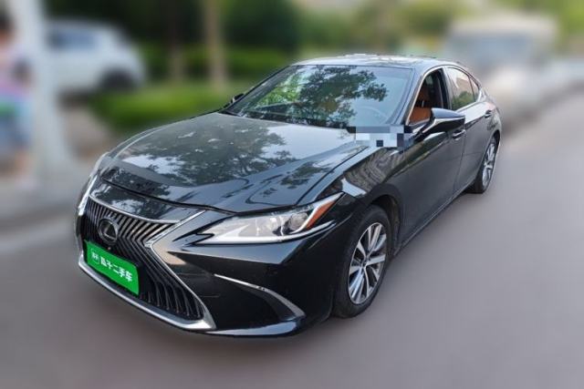 Lexus ES 2020 200 Excellence Edition مستعملة