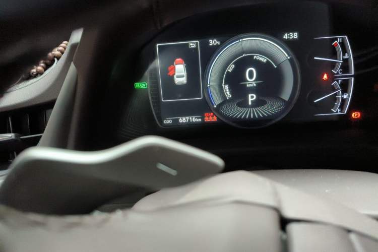 Used Lexus ES 2020 300h Premier Edition Odometer Close Up