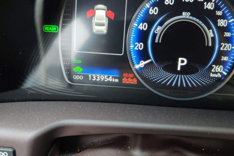 Used Lexus ES 2020 300h Premier Edition Odometer Close Up