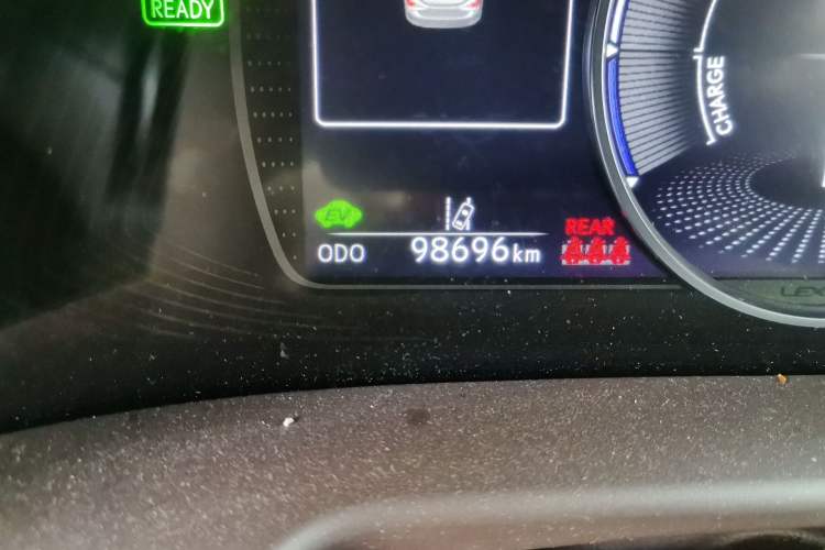 Used Lexus ES 2020 300h Premier Edition Odometer Close Up
