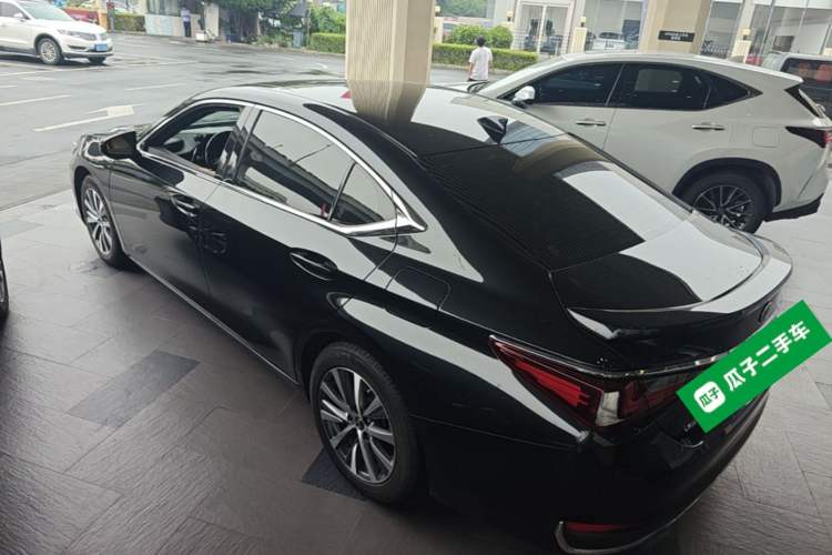 Used Lexus ES 2020 300h Premier Edition Rear Left 45 Deg