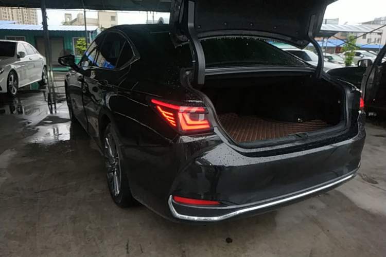 Used Lexus ES 2020 200 Excellence Edition Rear Left 45 Deg