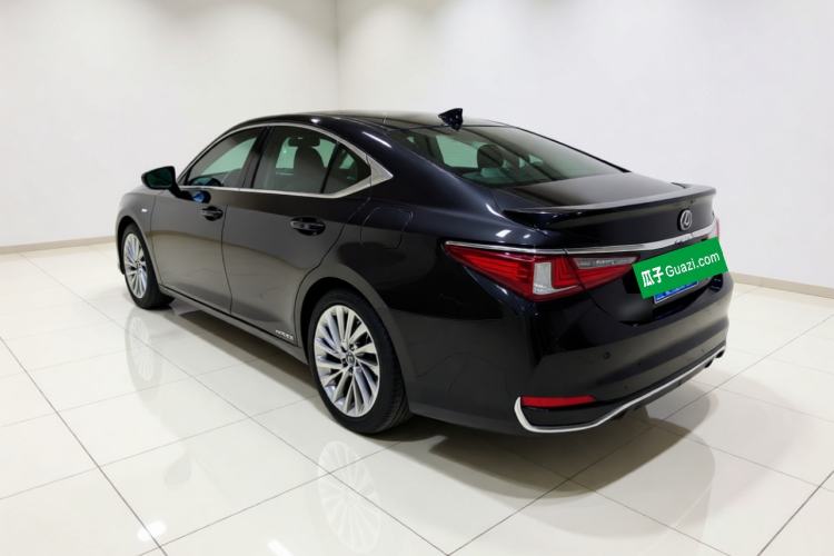 Used Lexus ES 2020 300h Executive Edition Rear Left 45 Deg