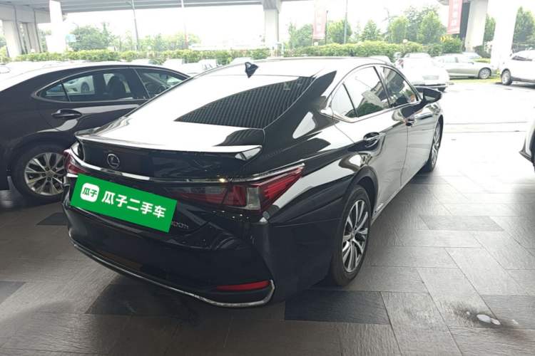 Used Lexus ES 2020 300h Premier Edition Rear Right 45 Deg
