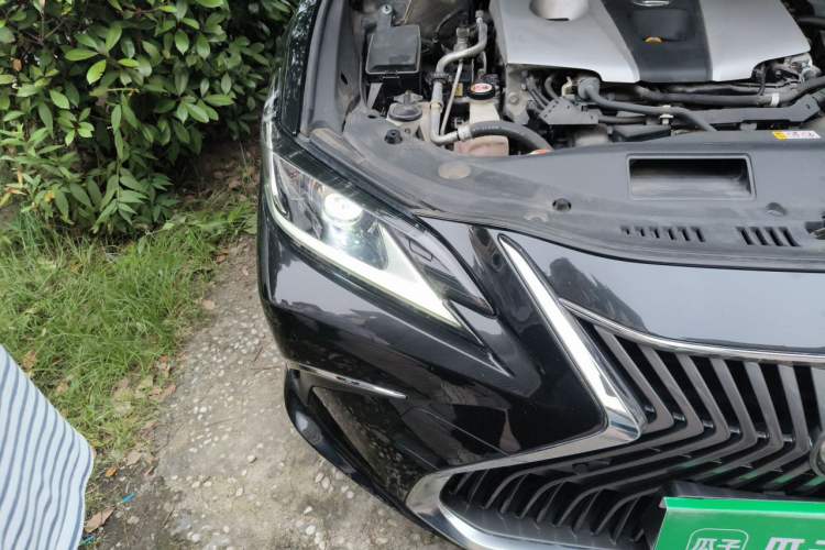 Used Lexus ES 2020 300h Premier Edition Right Front Headlight